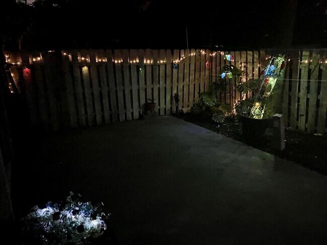 Building Photo - 1121-1123 N Andrews Ave