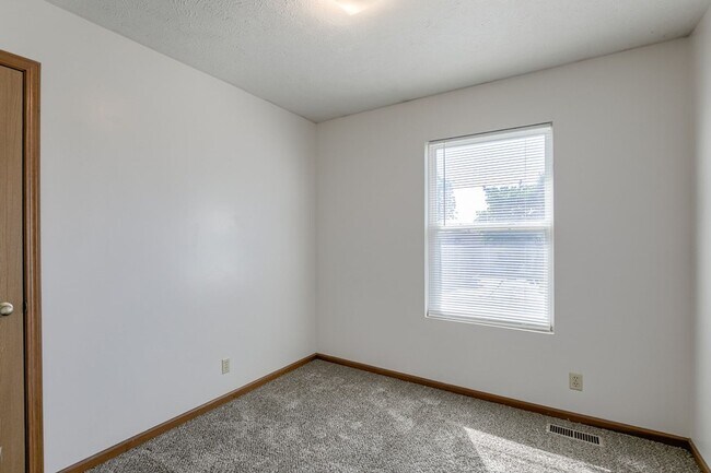 Building Photo - Spacious Duplex Close to Schools, UNL, Hay...
