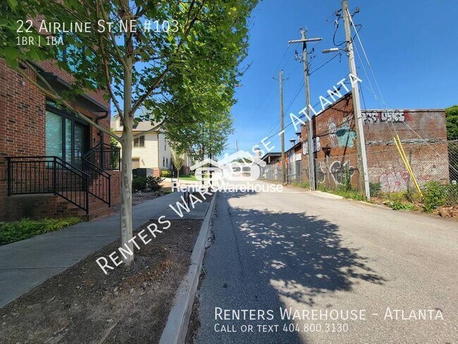 Building Photo - Location! Location! 2 Story 1 Bedroom step...