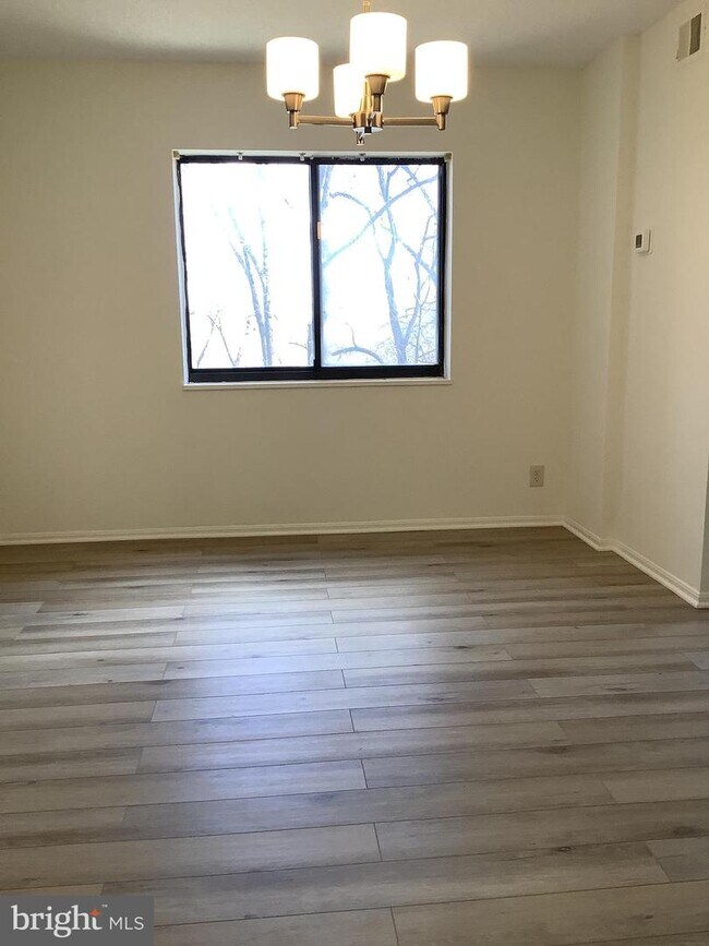 Building Photo - 5901 Mt Eagle Dr