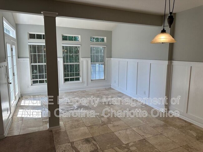 Building Photo - 6033 Queens Walk Ct