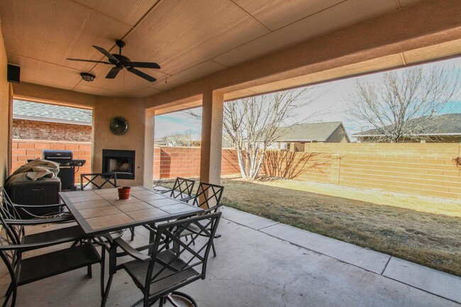 Building Photo - Plenty of space with this 4 Bedroom, 2 Bat...