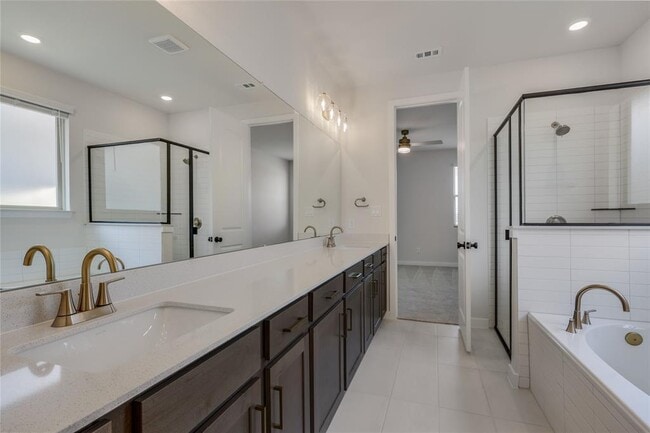 Building Photo - 261 Crater Lk Dr