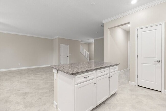 Building Photo - LIKE NEW Townhome in Willow Square