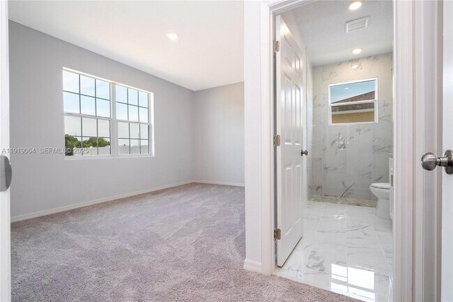 Building Photo - 835 Colville Dr