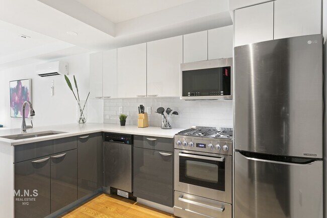 Building Photo - 39 E 21st St