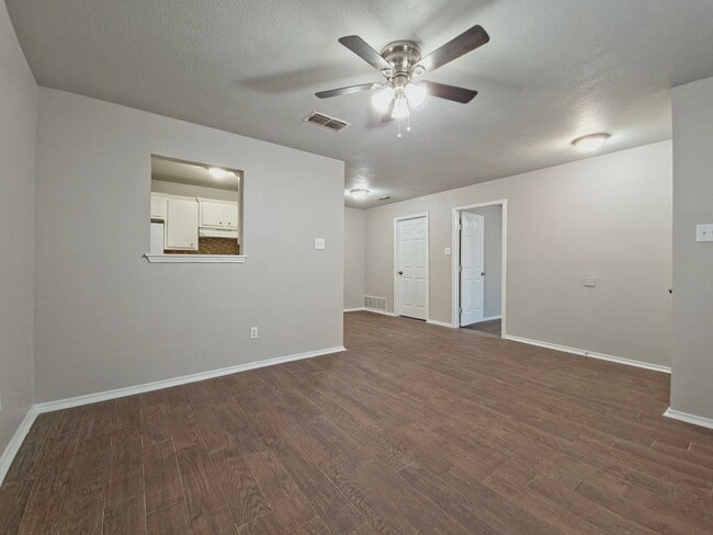 Building Photo - Cozy 3 bed 2 bath in Northridge