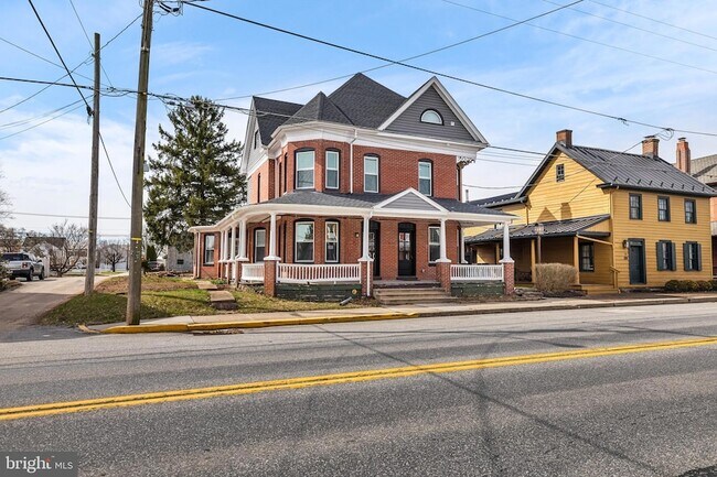 Building Photo - 320 W King St