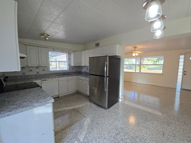 Building Photo - Spacious 3-Bed, 1-Bath Home on Quiet Road ...