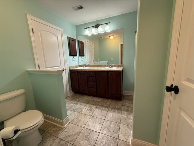 Building Photo - 246 Fields Pond Dr