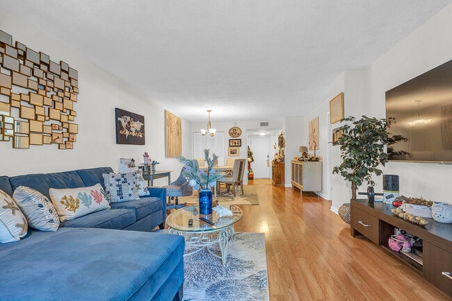 Building Photo - 1904 S Ocean Dr