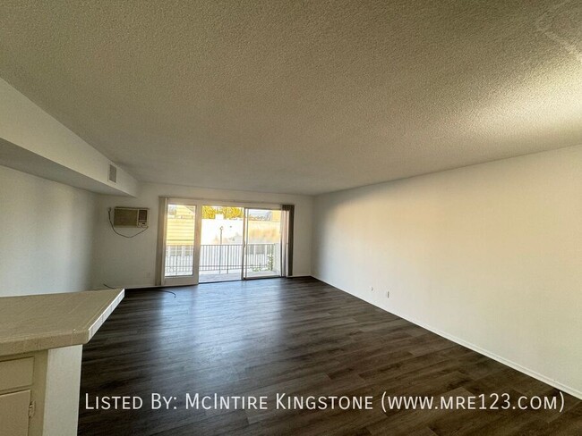 Building Photo - Move-in Specials Await in this Spacious 2B...