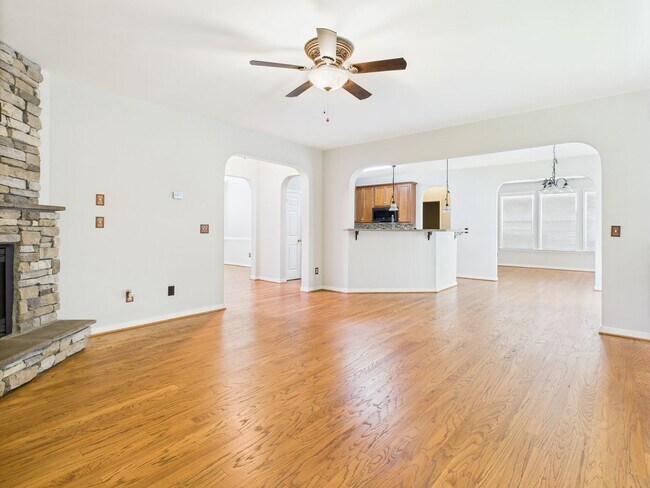 Building Photo - Charming 5-Bedroom 2.5 Bathroom Home locat...