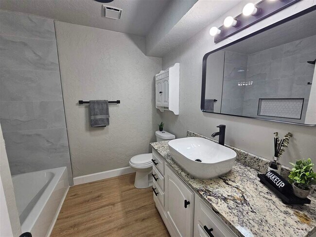 Building Photo - 6103 SW Oakcliff Ave