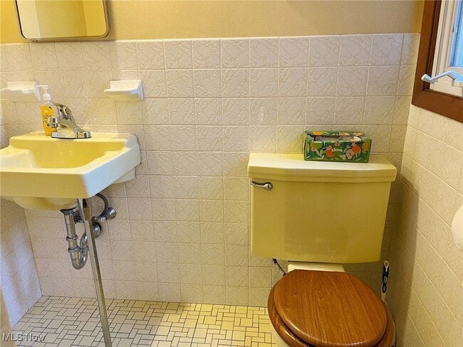 Building Photo - 25035 Penshurst Dr