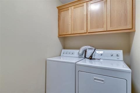 Building Photo - 537 SE Oak Grove Ave