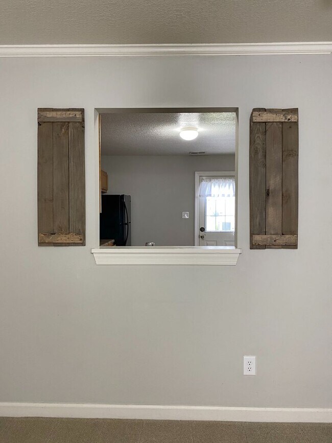 Building Photo - Splendid on Springwood