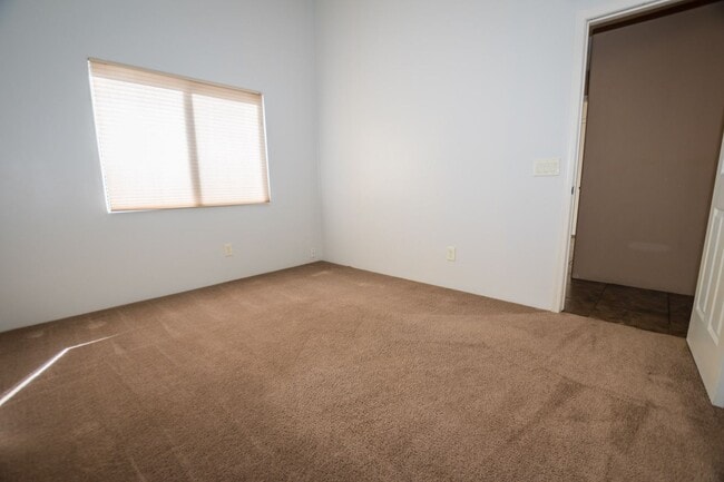 Building Photo - 3 Bedroom, 2 Bath Sante Fe, 2 Car Garage, ...