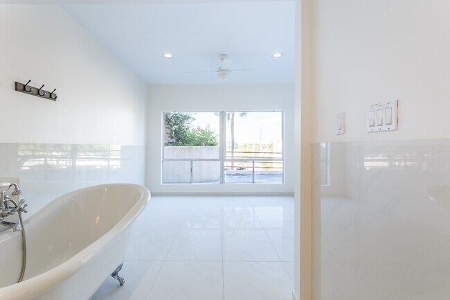 Building Photo - 1302 Marina Bay Dr