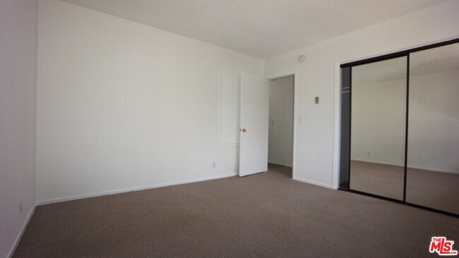 Building Photo - 1418 S Bentley Ave