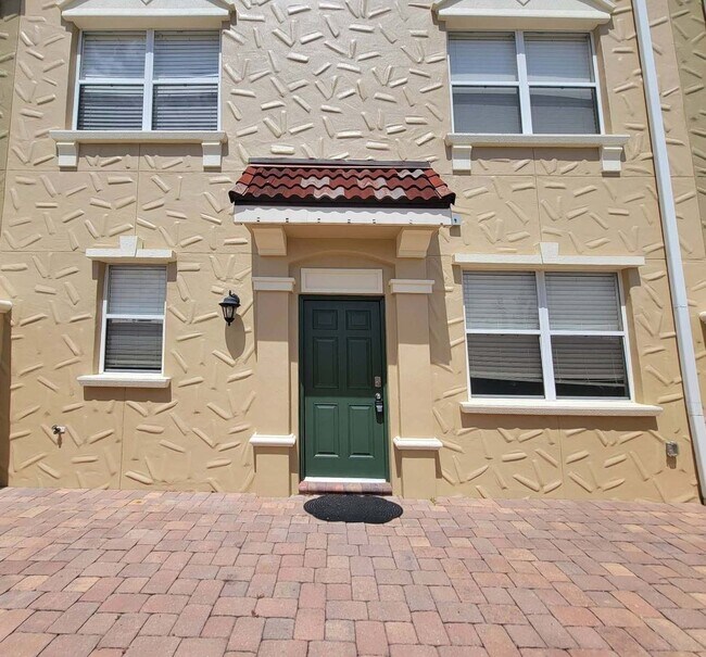 Building Photo - 4/2.5 TOWNHOME VILLA in Waterstone-Davenpo...