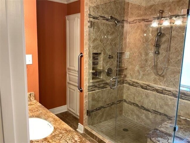 Building Photo - Absolutely Stunning!