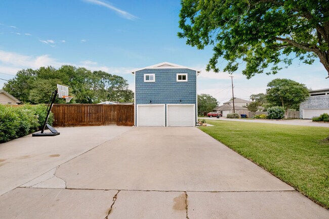 Building Photo - 134 Sinclair St