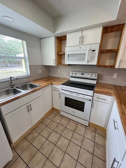 Building Photo - 917 Royal Palm Dr