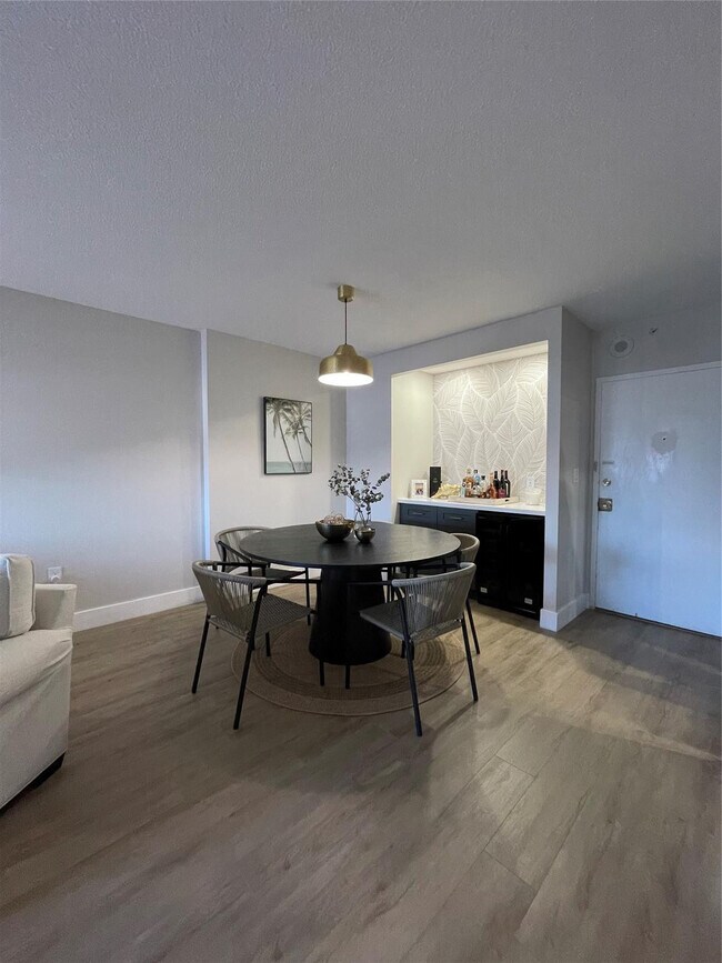 Building Photo - 400 Kings Point Dr