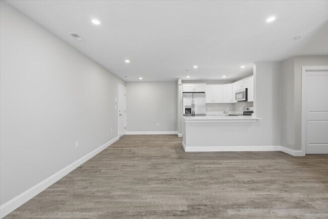 Building Photo - 204 Central St