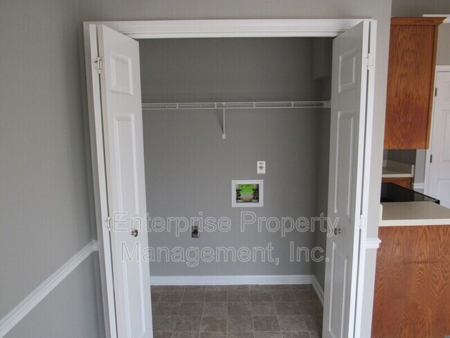 Building Photo - 7037 Meadowlands Pl