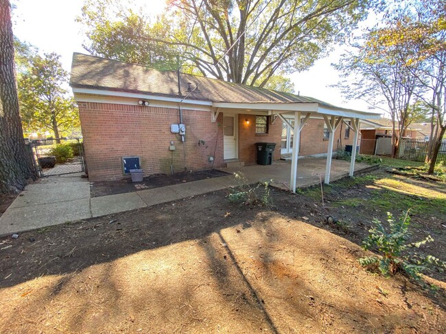 Building Photo - 3 bedroom 2 bathroom near Sycamore View an...