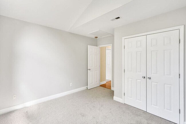 Building Photo - 104 Grasmere Ct