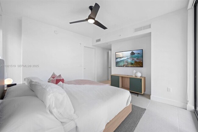 Building Photo - 601 NE 1st Ave