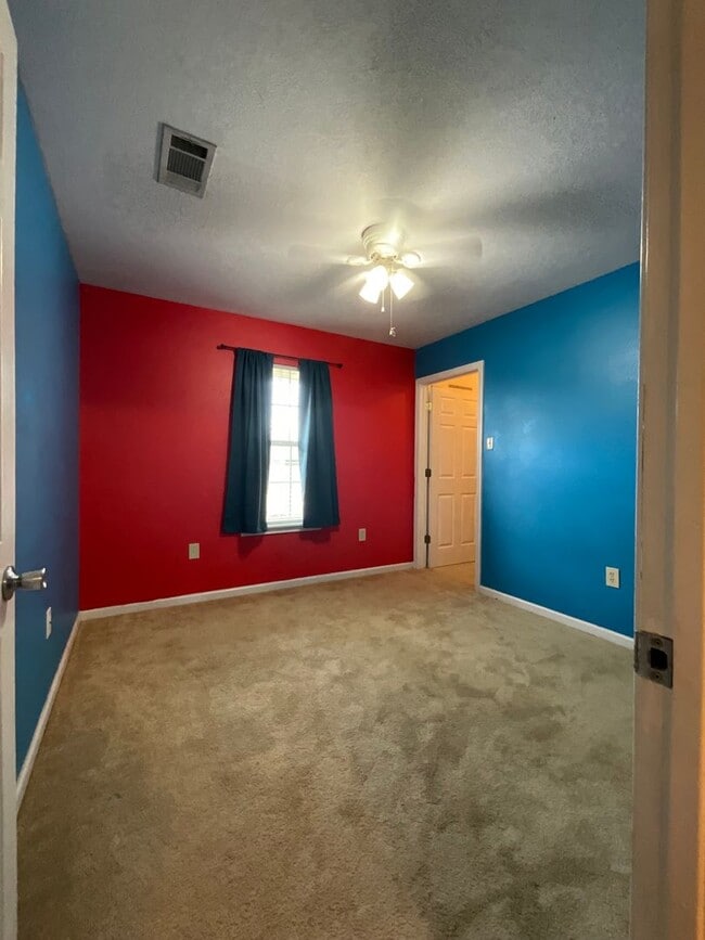 Building Photo - 2123 Hickory Dr