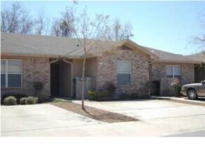 Building Photo - "Charming 2-Bed, 2-Bath Townhouse in Fort ...