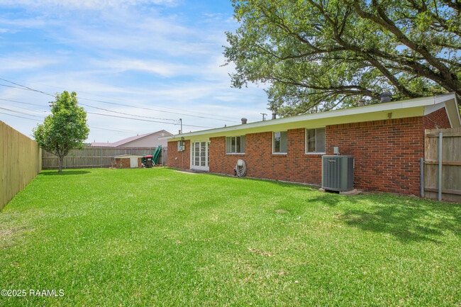 Building Photo - 100 Maple Dr