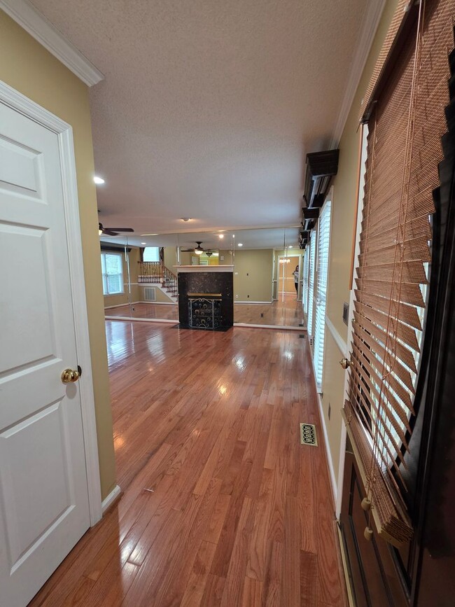 Building Photo - Gorgeous Home in Great Neighborhood