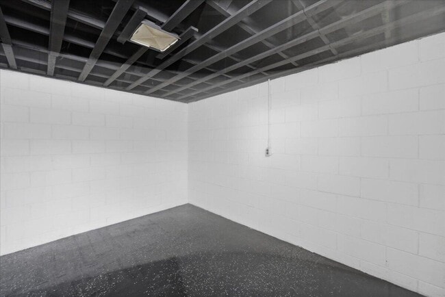 Building Photo - 6891 Somerset Dr