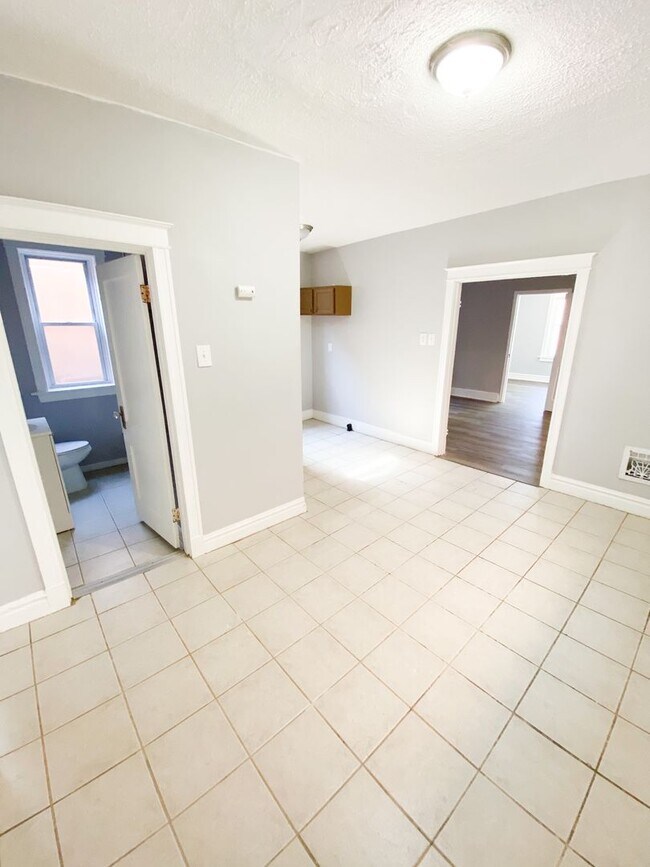 Building Photo - Spacious 2 bed 1 bath just south of Cherokee