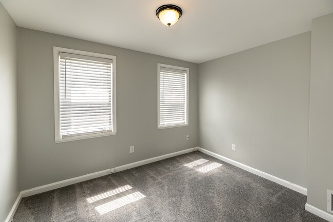 Building Photo - 6 N Decker Ave