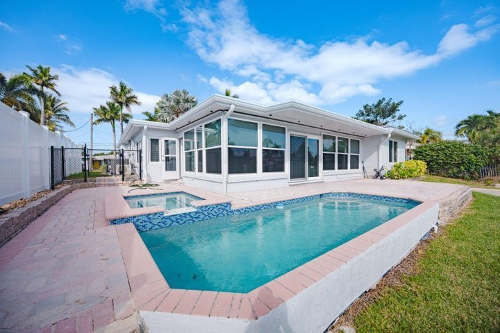 Building Photo - 270 SE 9th Ct