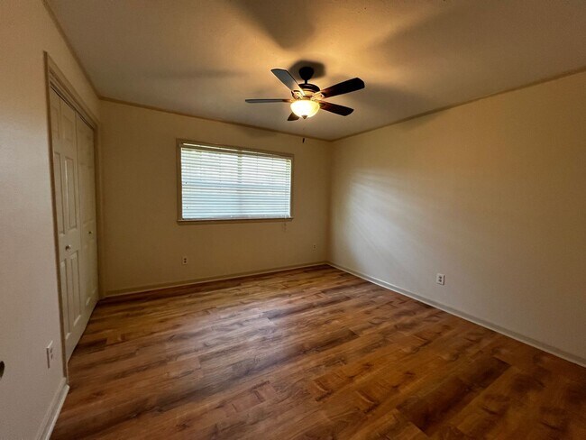 Building Photo - 4 Bedroom, 2 Bathroom, large yard, 2 car c...