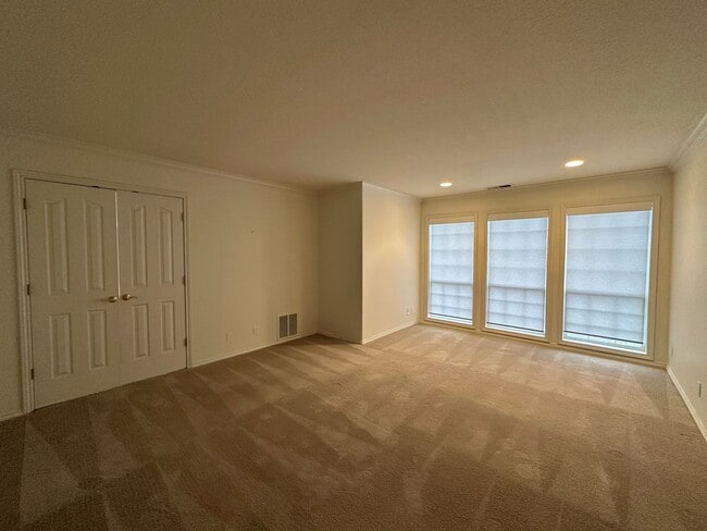 Building Photo - Large Three Bedroom Home in the Hills of West Salem