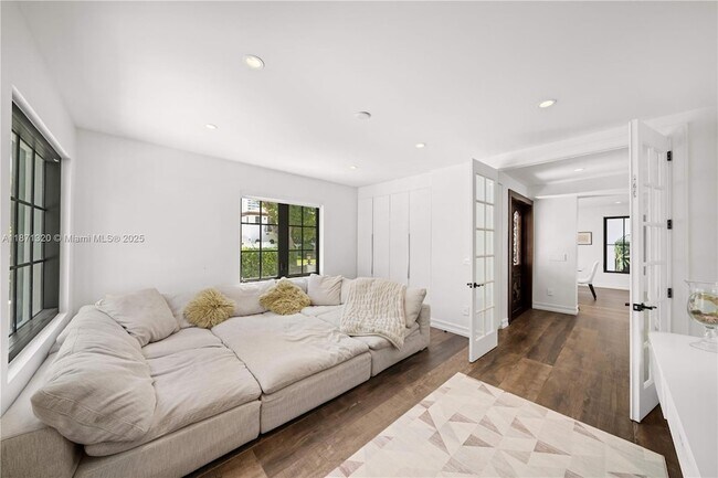 Building Photo - 5728 Pine Tree Dr