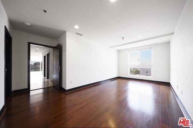 Building Photo - 702 Serrano Ave