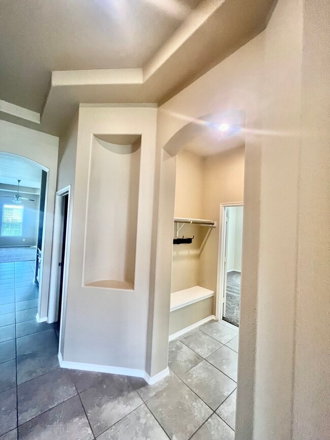 Building Photo - 2025 Lake Vista Dr