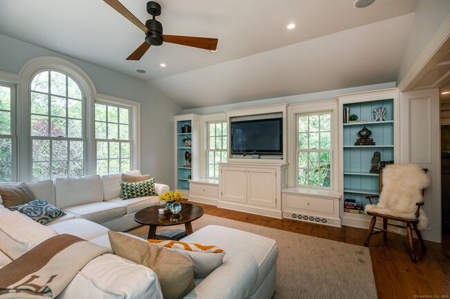 Building Photo - 1 W Woods Rd