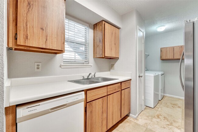 Building Photo - 2800 Jeanetta St