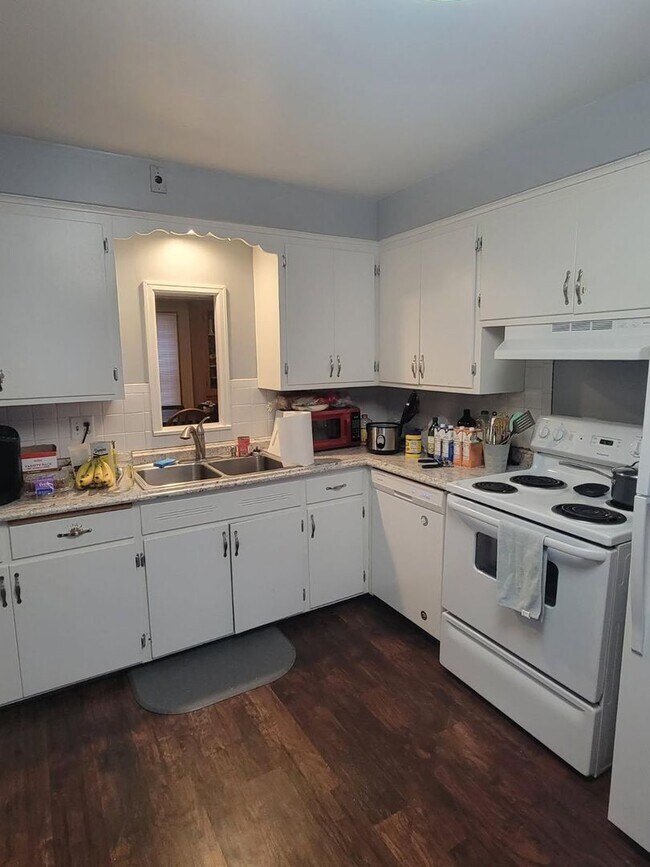 Building Photo - 6317-6319 W Girard Ave